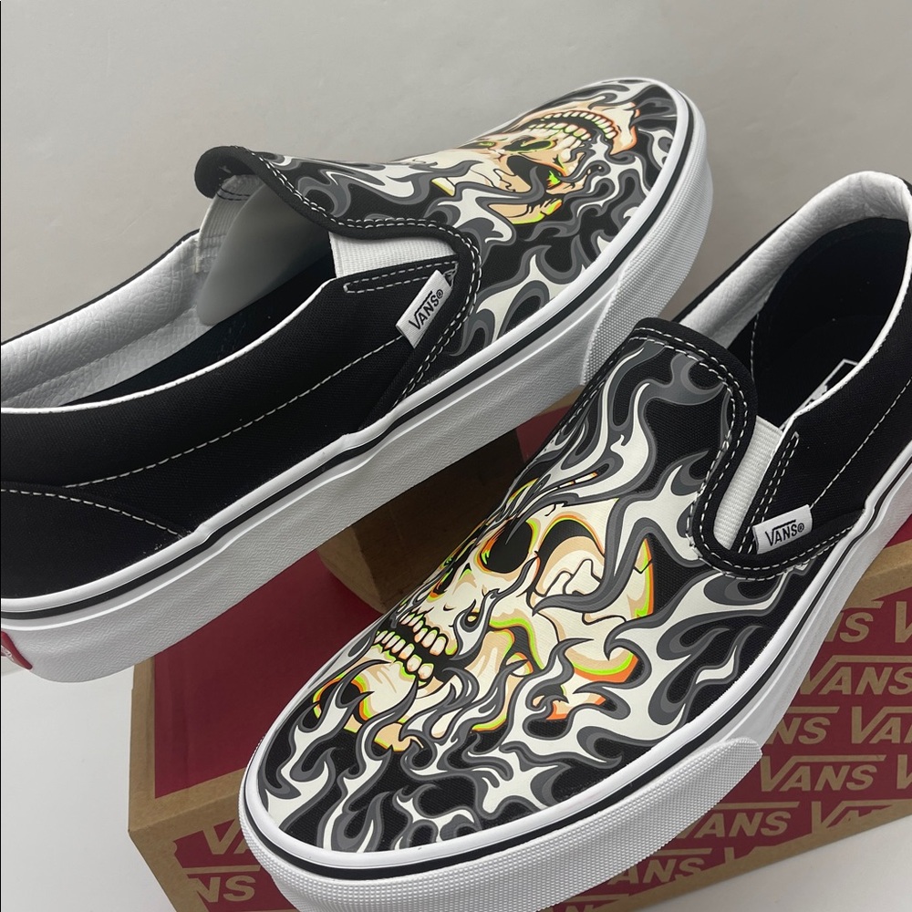 Vans WMNS Classic Slip-On
Flame Skull Black/True White
VN0009Q7BMX Sneakers - Picture 12 of 16